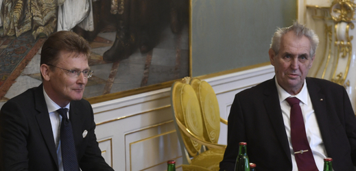 Britský velvyslanec Nicholas Archer (vlevo) a Miloš Zeman.