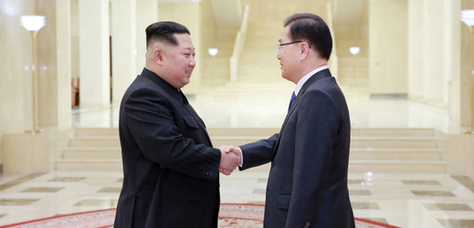 Severokorejský vůdce Kim Čong-un (vlevo) a šéf jihokorejského úřadu národní bezpečnosti Čong Ui-jong