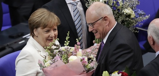 Angela Merkelová přijímá gratulace.