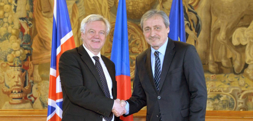 Britský ministr pro brexit David Davis (vlevo) a ministr zahraničních věcí Martin Stropnický.