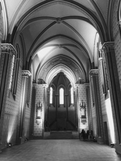 Interiér smíchovského kostela Sacre Coeur.