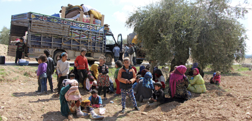 Syřané, kteří uprchli z bojů, odpočívají v severozápadní části Sýrie. 