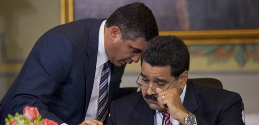 Exministr vnitra Miguel Rodríguez Torres (vlevo) a venezuelský prezident Nicolás Maduro (vpravo).