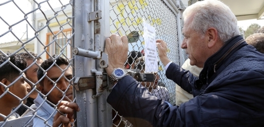 Evropský komisař pro migraci Dimitris Avramopoulo v uprchlickém táboře Moira.