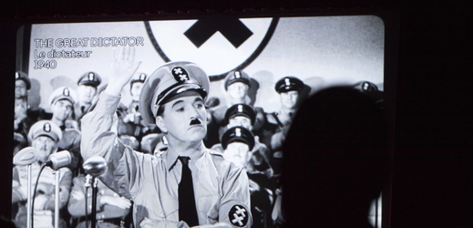 Charlie Chaplin ve filmu Diktátor.