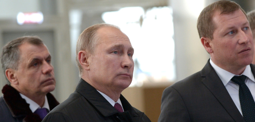 Vladimir Putin (druhý zleva).