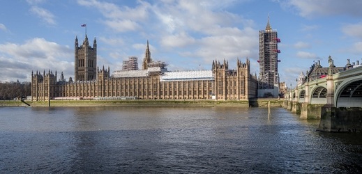 Britský parlament.