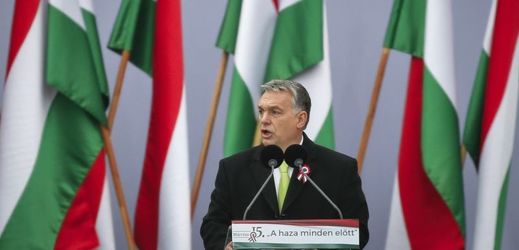Maďarský premiér Viktor Orbán při svém projevu před budovou parlamentu v Budapešti.