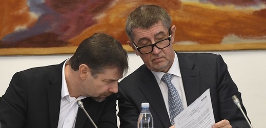 Andrej Babiš (vpravo) na zasedání bezpečnostního výboru.