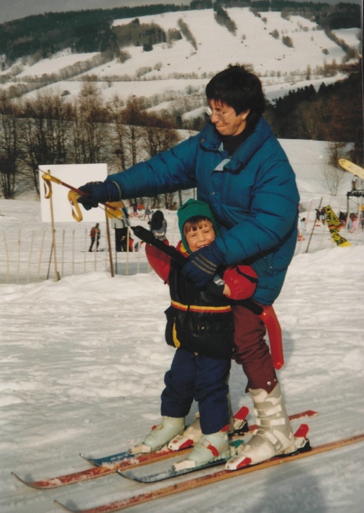 Jako malička Samková jezdila i na lyžích.