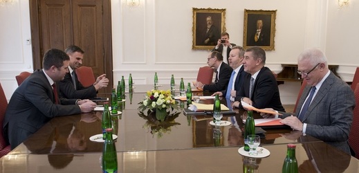 Vyjednávání mezi zástupci ČSSD (vlevo) a ANO.
