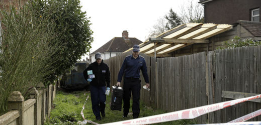 Britští vyšetřovatelé nedaleko domu, kde byl nalezen mrtvý podnikatel Gluškov. 