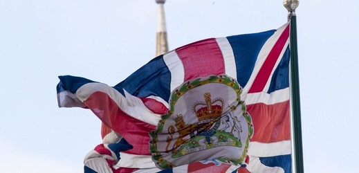 Vlající britská vlajka před ambasádou v Rusku.
