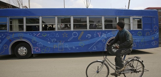 Modrý autobus přiváží radost afghánským dětem.