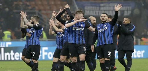 Hráči Interu Milán po zápase jdou děkovat fanouškům.
