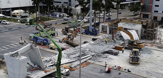 Záchranáři vyprostili těla všech šesti lidí, kteří přišli o život při čtvrtečním zřícení lávky v Miami.