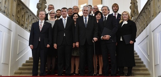 Prezident Miloš Zeman (uprostřed) s vládou ČR.