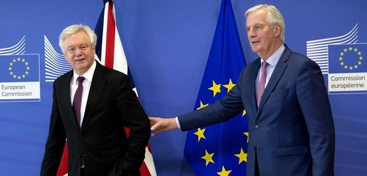 Michel Barnier (vpravo) s Davidem Davisem.