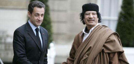Nicolas Sarkozy (vlevo) a Muammar Kaddáfí.