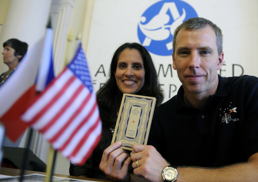 Americký astronaut Andrew Feustel s manželkou Indirou.