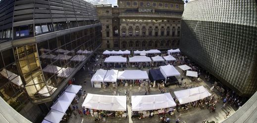 Dyzajn market Jaro se tradičně koná na náměstí Václava Havla.