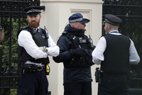 Policie hlídá vstup na ruskou ambasádu v Londýně. 