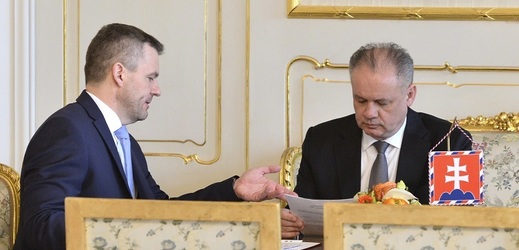 Vlevo Peter Pellegrini při jednání se slovenským prezidentem Andrejem Kiskou.