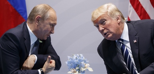 Vladimir Putin (vlevo) a Donald Trump na fotce z července roku 2017.