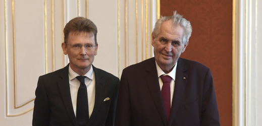 Velvyslanec Spojeného království Velké Británie a Severního Irska Nicholas Archer (vlevo) a prezident Miloš Zeman.