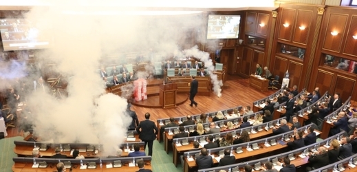 VIDEO: Kosovská opozice zablokovala hlasování slzným plynem