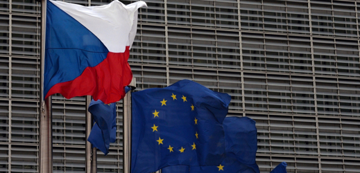 Vlajka České republiky a vlajka EU (ilustrační snímek).