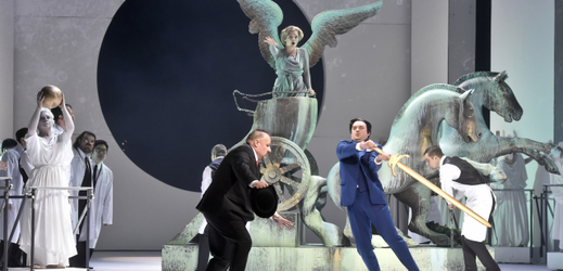 Jaroslav Březina jako Matěj Brouček (vpředu vlevo), Martin Šrejma v roli Mazala a Alžběta Poláčková jako Etherea (vzadu nahoře) při generální zkoušce opery Výlety páně Broučkovy 20. března 2018 v pražském Národním divadle. 