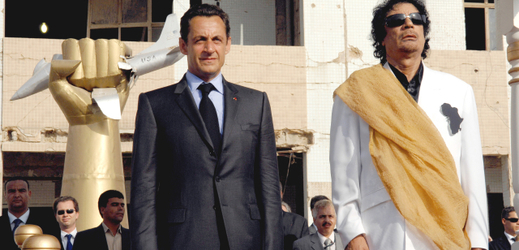 Nicolas Sarkozy a Muammar Kaddáfí, v době Sarkozyho mandátu.