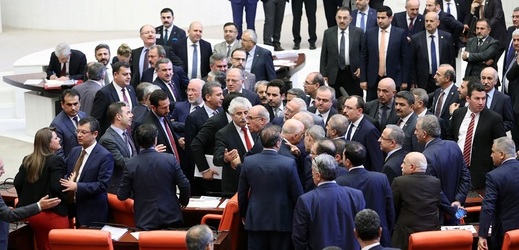 Vášnivá diskuze v tureckém parlamentu.