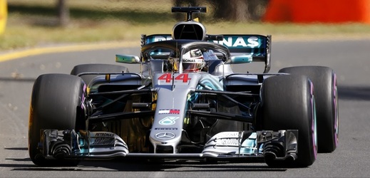 Britský pilot Lewis Hamilton ovládl oba tréninky v Austrálii.