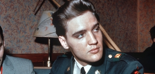 Elvis Presley v uniformě armády USA. 