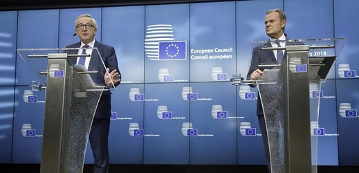 Zleva Jean-Claude Juncker a Donald Tusk.