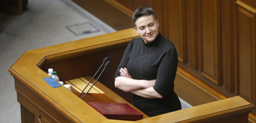 Nadija Savčenková před soudem. 