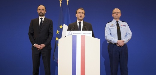 K útoku se vyjádřil také francouzský prezident Emmanuel Macron (u pultu).