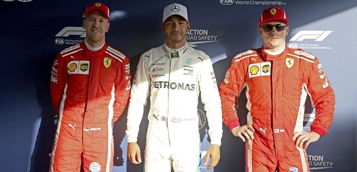 První kvalifikaci sezóny vyhrál Hamilton, za ním dva jezdci Ferrari