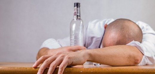 Konec kocovinám? Podle amerického profesora začne západní společnost pít netoxický alkohol (ilustrační foto).