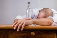 Konec kocovinám? Podle amerického profesora začne západní společnost pít netoxický alkohol (ilustrační foto).