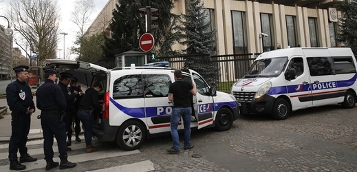Policejní auta před ruskou ambasádou v Paříži.