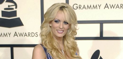 Americká pornoherečka Stephanie Cliffordová, v pornobranži známá jako Stormy Danielsová.
