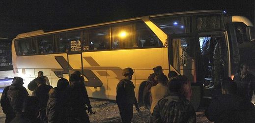 Autobusy odvážejí lidi z východní Ghúty u Damašku.