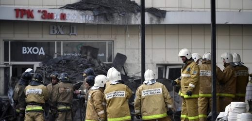 Tragický požár v obchodním centru v Kemerovu si vyžádal už čtyřiašedesát obětí.