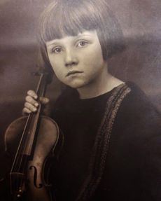 Brněnský primátor Petr Vokřál zaslal fotografii své babičky jako malého děvčátka s houslemi.