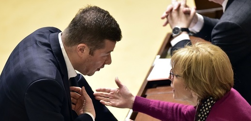 Předseda SPD Tomio Okamura a poslankyně za ANO Helena Válková debatují 27. března 2018 v Praze na schůzi Poslanecké sněmovny.