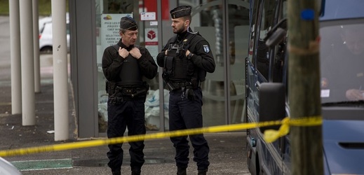 Francouzský vyšetřující soudce dnes obvinil partnerku útočníka, který v pátek na jihu Francie zabil čtyři lidi.