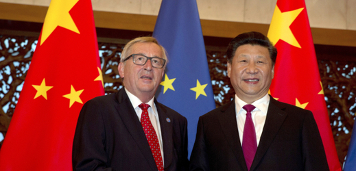 Zleva předseda Evropské komise Jean-Claude Juncker a čínský prezident Si Ťin-pching.